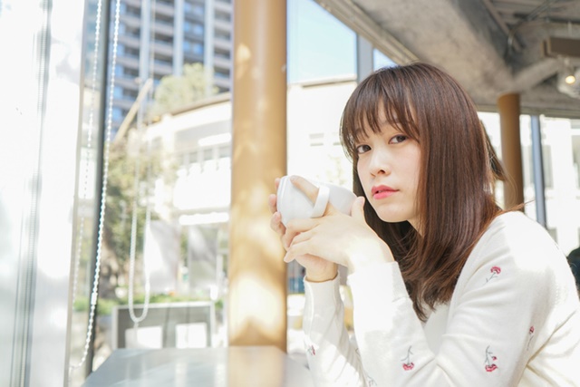 キメ顔(真面目)の女性