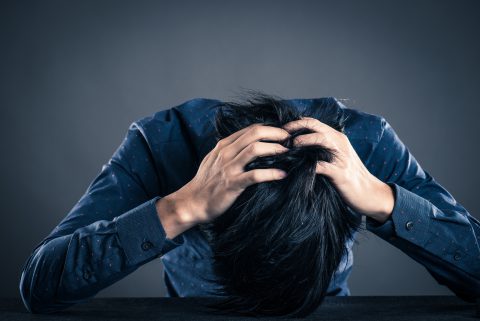 悩む男性のイメージ