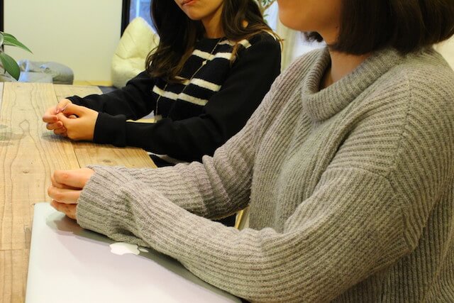 マッチングアプリで好みの人に出会うコツを話し合う女性