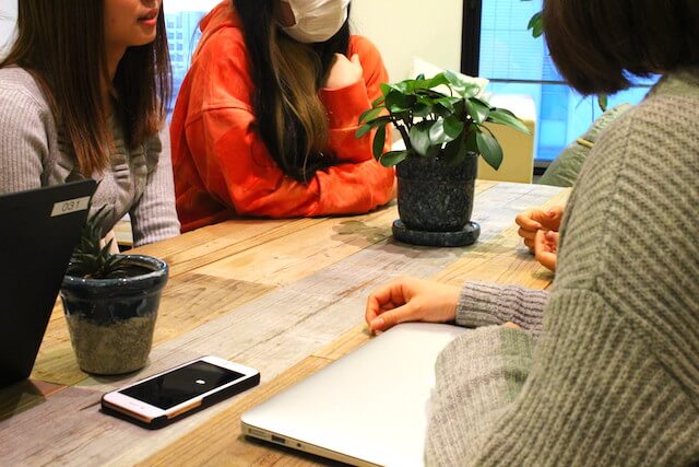 おすすめのマッチングアプリについて話し合う女性