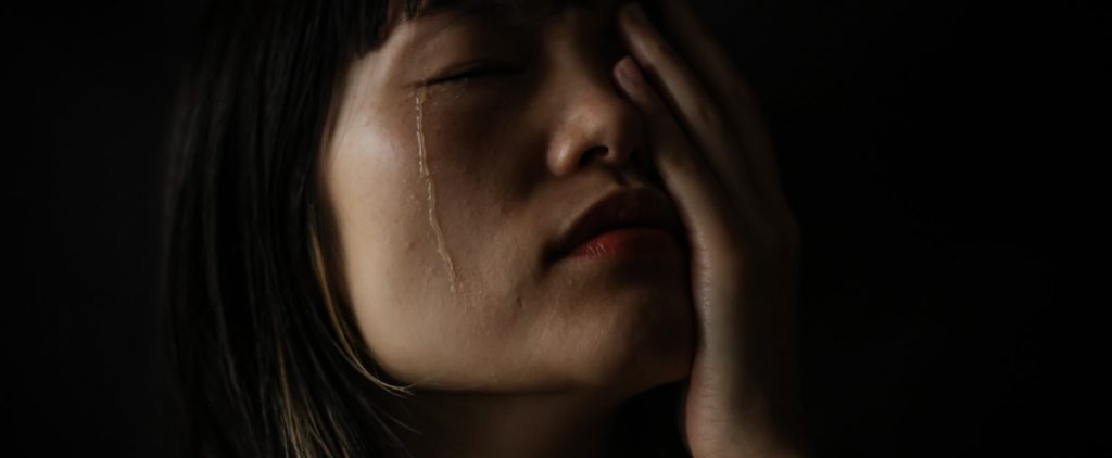 失恋から立ち直れない女性イメージ