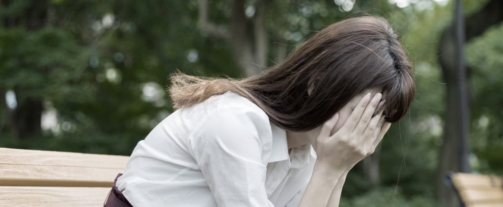失恋して落ち込む女性イメージ