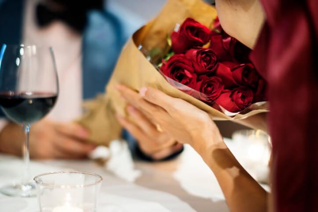 バラを受け取る女性のイメージ画像
