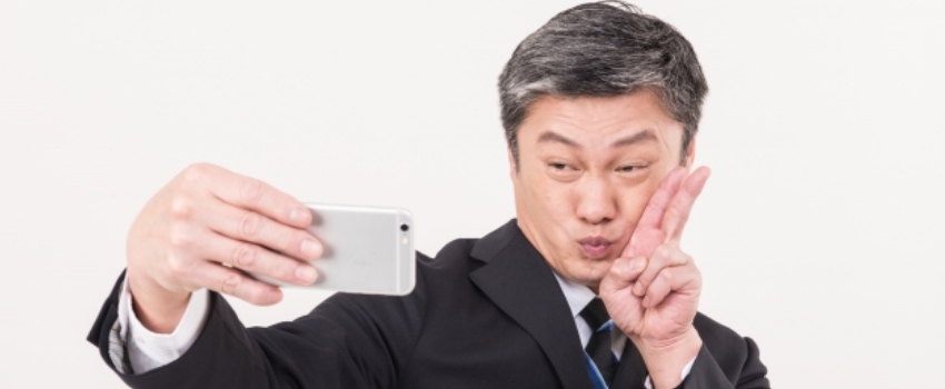 自撮り写真はNG!必ず他撮りを使う