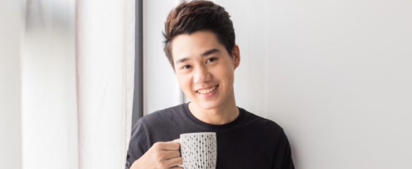 構図は上半身+顔が写った写真