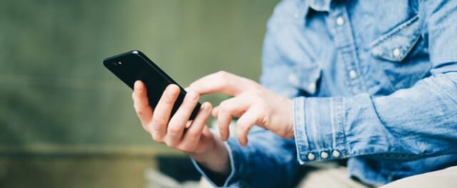 メールしている男性