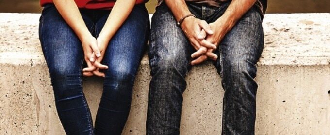 並んで座るカップル