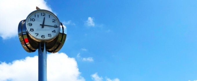 時計と空 駅での待ち合わせがおすすめ