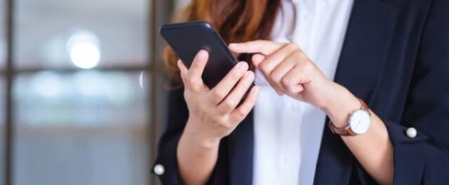 スマホで連絡する女性