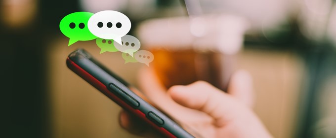 メッセージや電話をしているイメージ写真