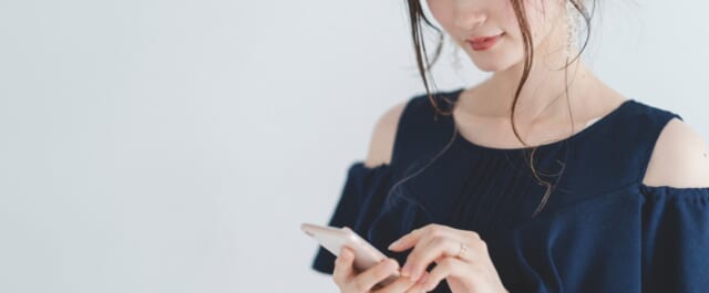 スマホをいじる女性