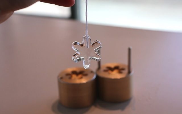 氷のペンダント作りのイメージ