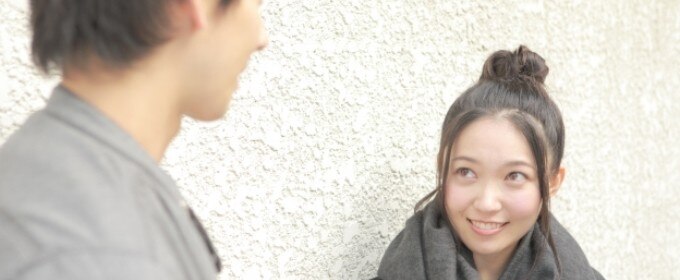 男性と話す女性 