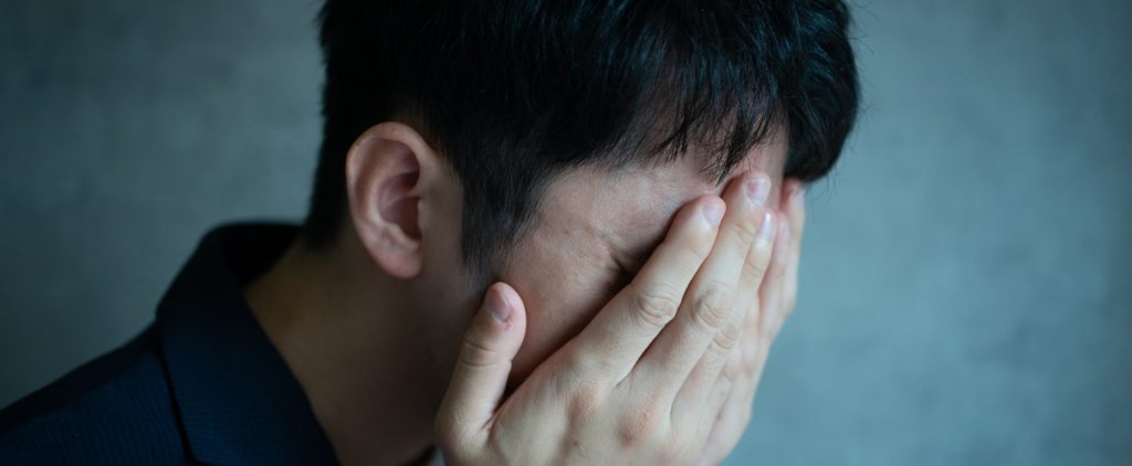 悩む男性のイメージ