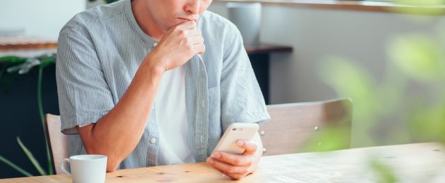 スマホ見て嫌な顔をする男性