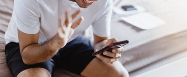 スマホをいじる男性