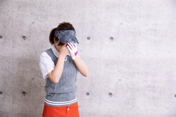 恥ずかしがる女性