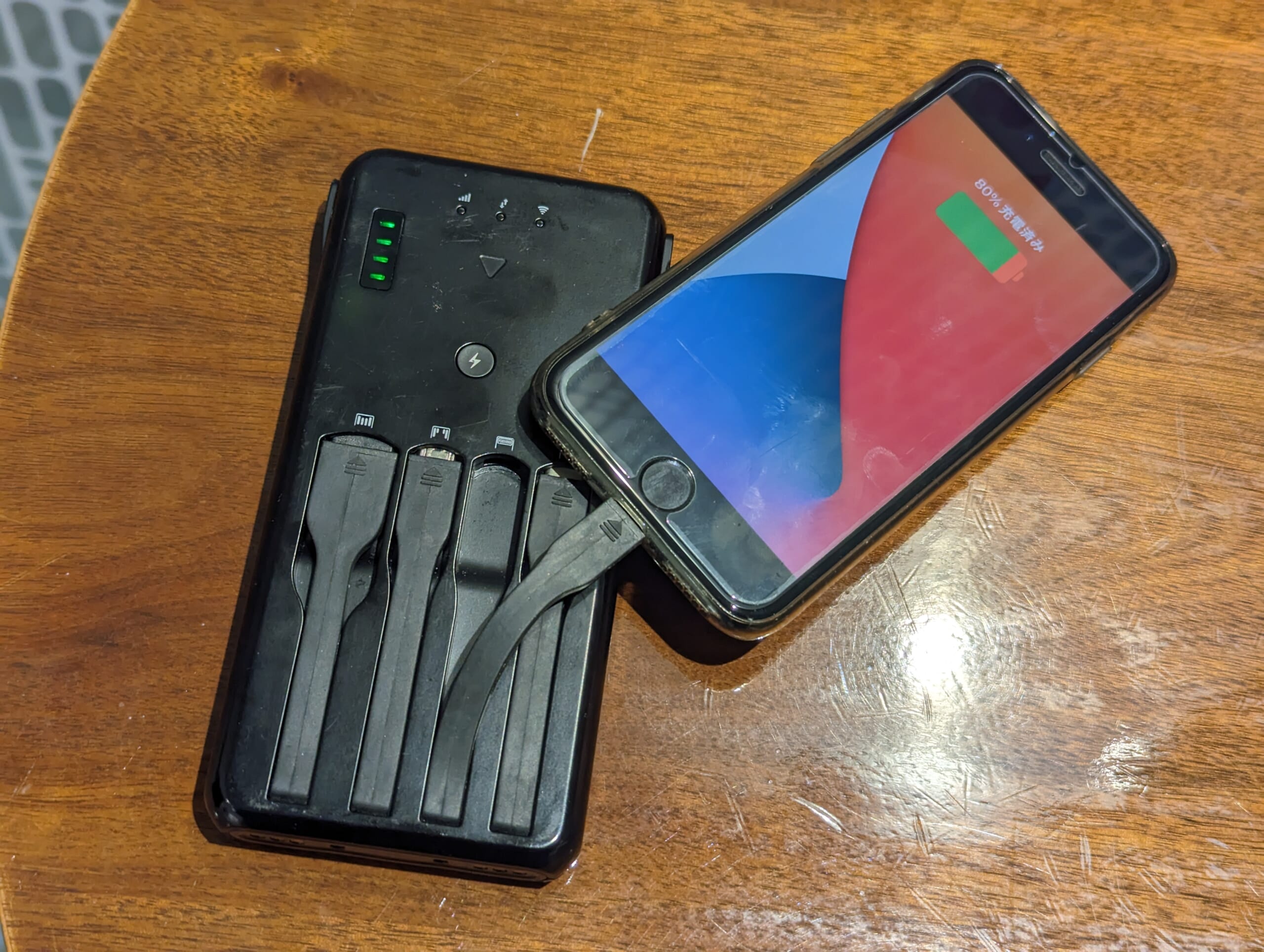 WiFiBOXのモバイルバッテリー機能でスマホを充電している画像